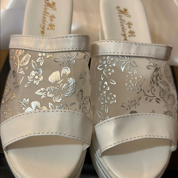 WHITE PLATFORM Sandals great to wear for casual or special occasions! - Picture 8 of 9